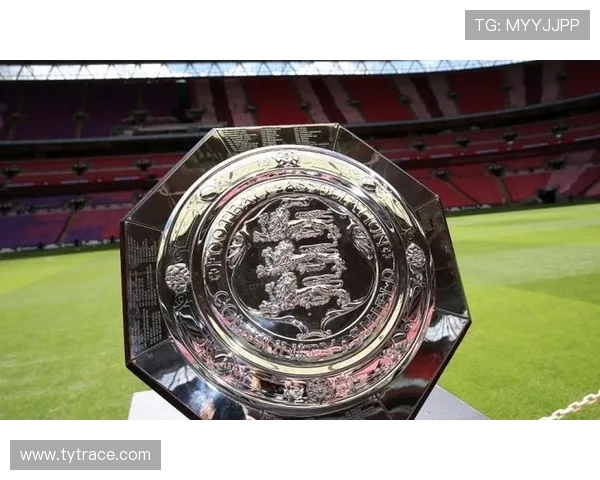 曼城球迷场卖阿森纳徽水瓶热议